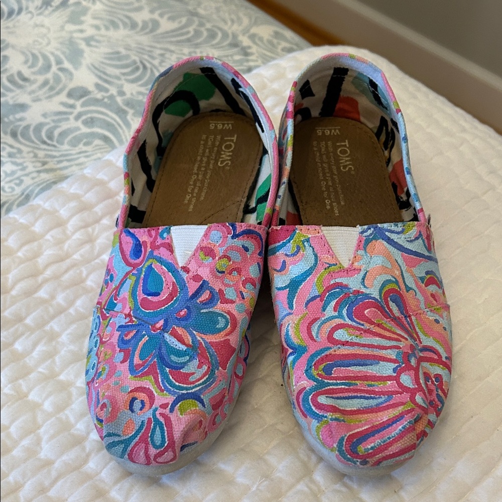 TOMS hand painted shoes size W6.5